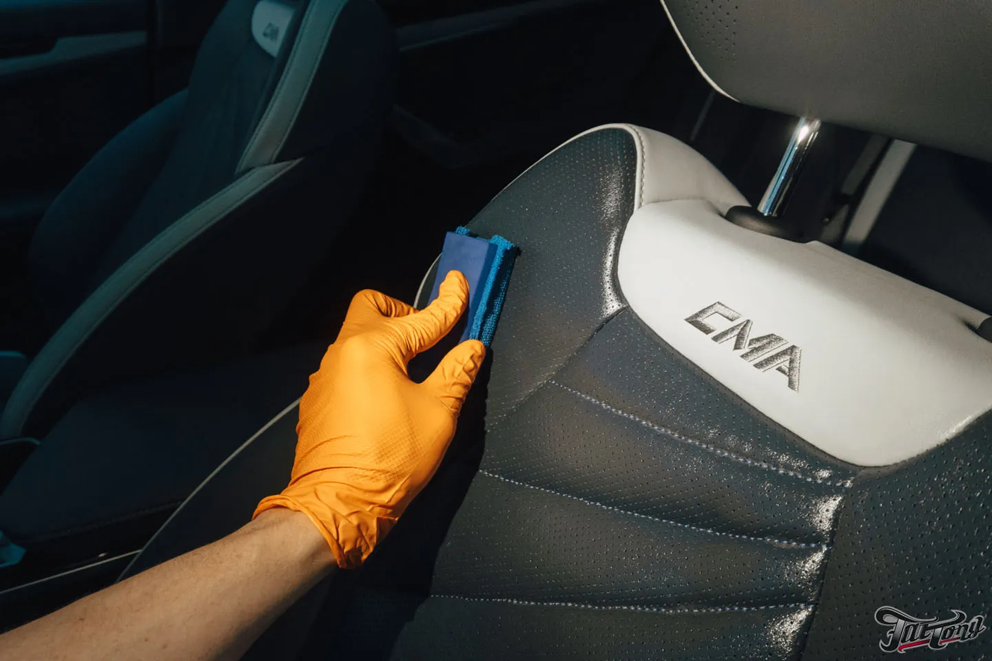 Подарок для будущей супруги: оклеили Geely Atlas матовым винилом, переднюю часть забронировали полиуретаном, добавили глянцевые наклейки + защита глянца в салоне, керамика пленки и кожи